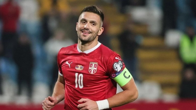 Dušan Tadić là đội trưởng, là ngươi dẫn dắt của Serbia